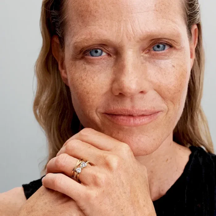 Sparkling Bow & Crossover Band Ring - Image 3