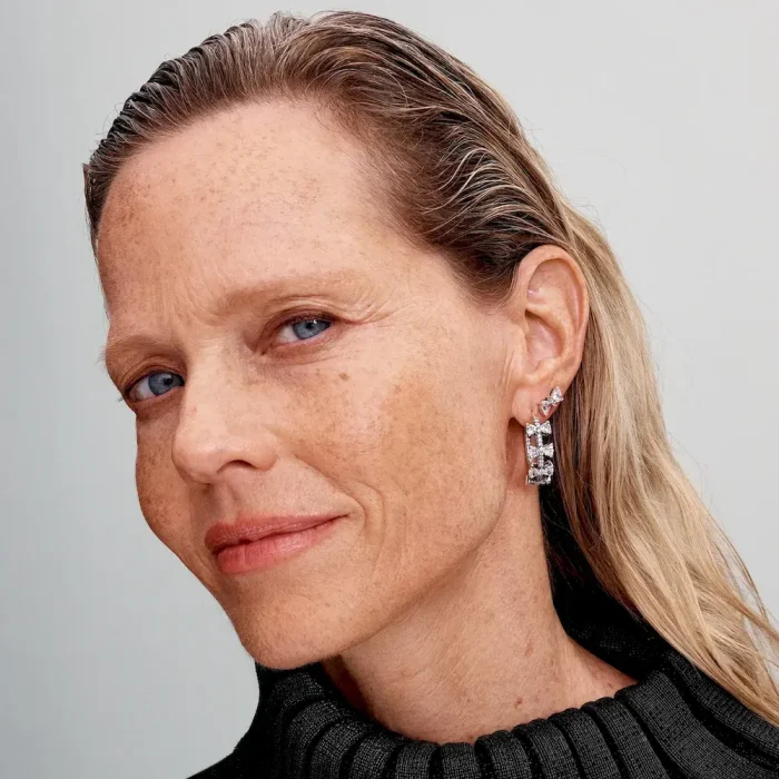 Sparkling Bow Row Hoop Earrings - Image 4